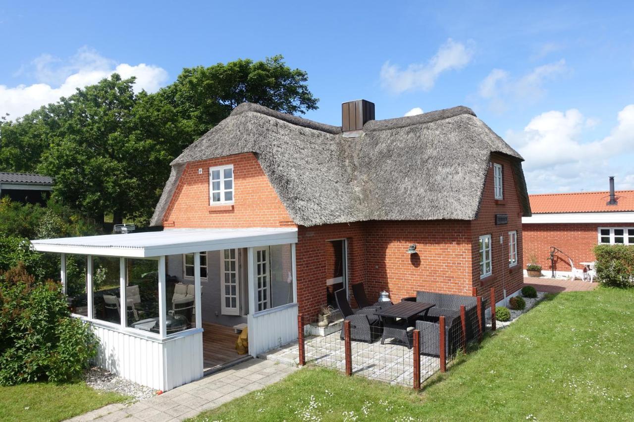 Thatched Holiday Home In Struer, Jutland With A View Zewnętrze zdjęcie